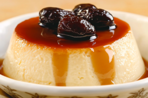 Manjar de Natal Cremoso com Coco e Calda de Frutas Vermelhas