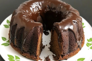 Bolo de Baunilha de Liquidificador: Delícia Fácil com Cobertura de Chocolate