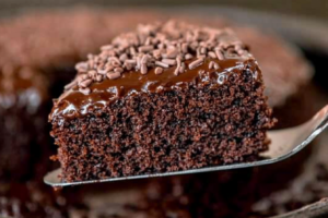 Bolo Nega Maluca de Liquidificador: Delícia de Chocolate com Cobertura